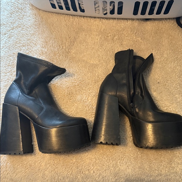 Steve Madden Shoes - Steve Madden Black Platform Boots